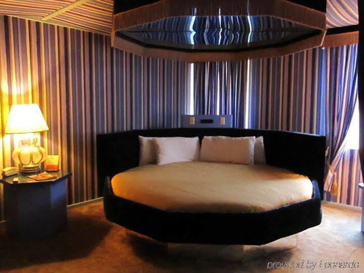 Red Carpet Inn Fanta Suites Hotel Greenwood Buitenkant foto