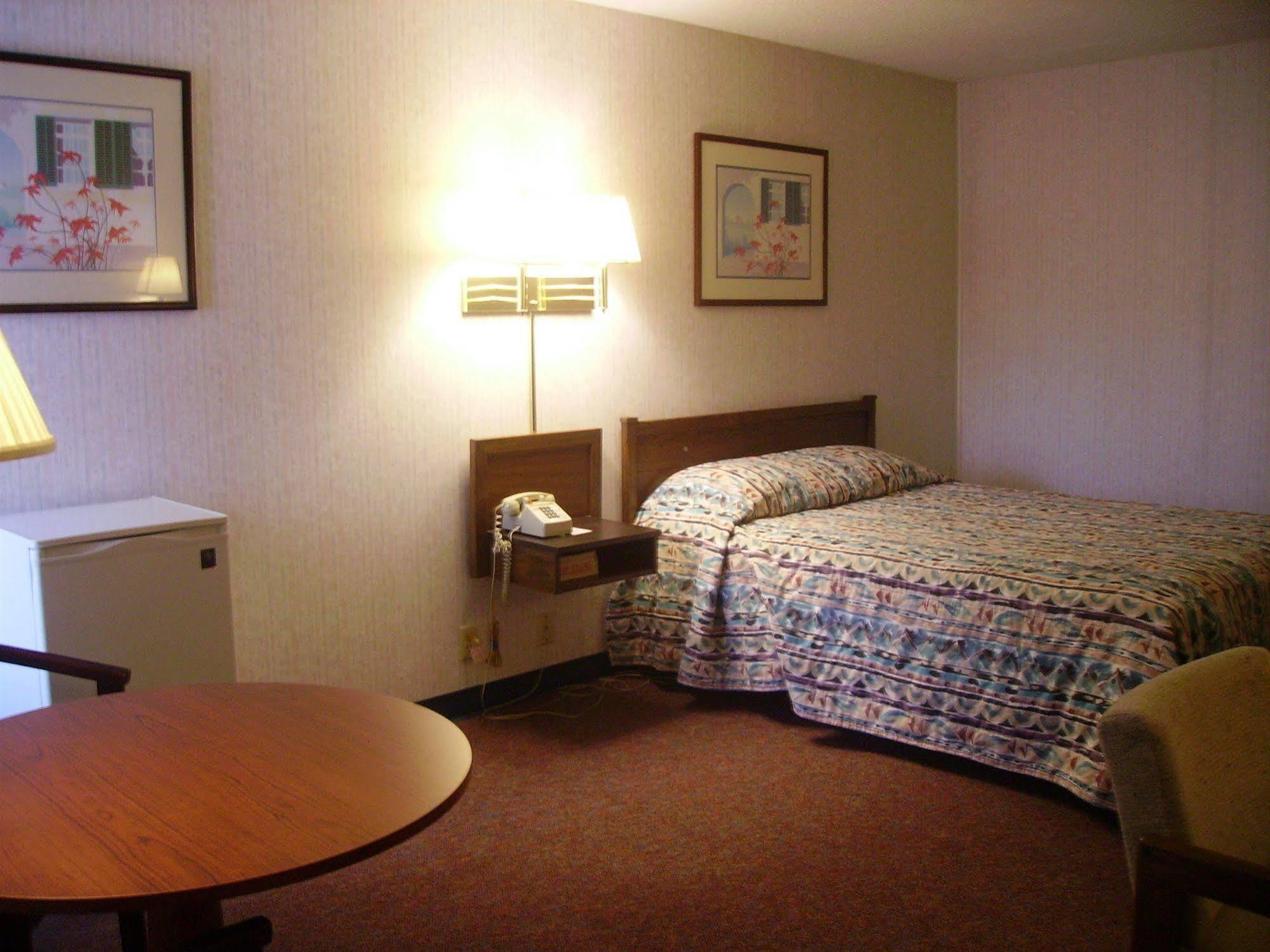 Red Carpet Inn Fanta Suites Hotel Greenwood Buitenkant foto