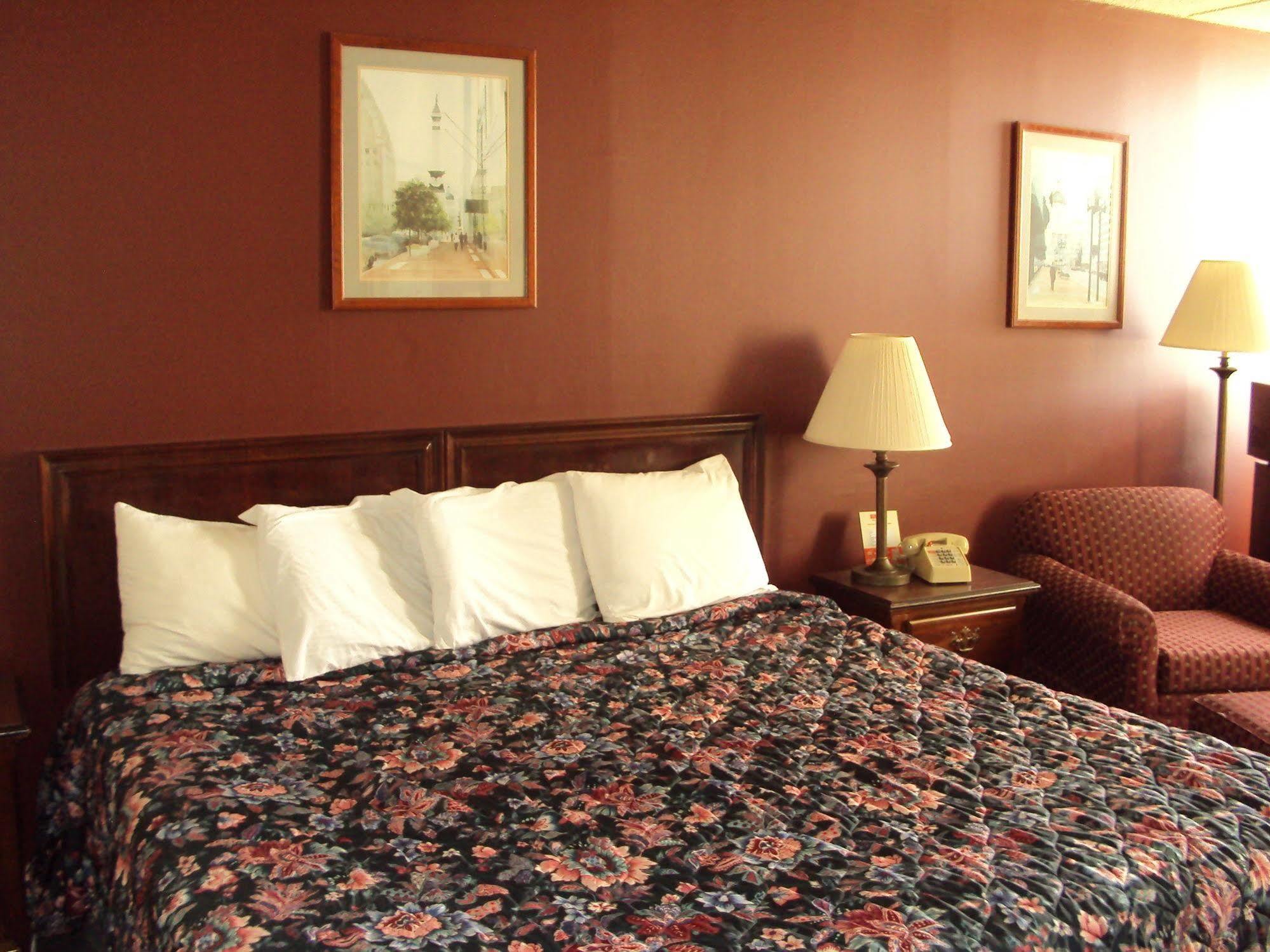 Red Carpet Inn Fanta Suites Hotel Greenwood Buitenkant foto