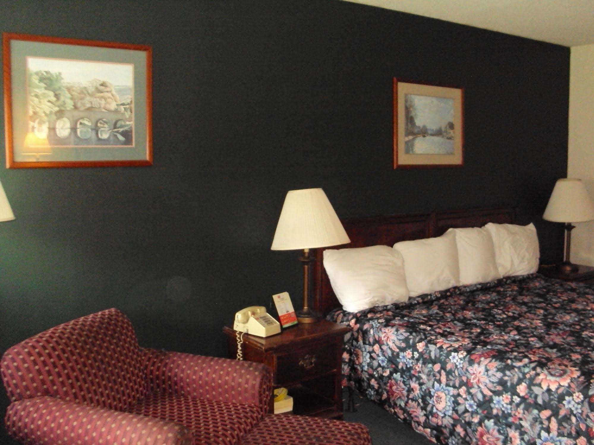 Red Carpet Inn Fanta Suites Hotel Greenwood Buitenkant foto