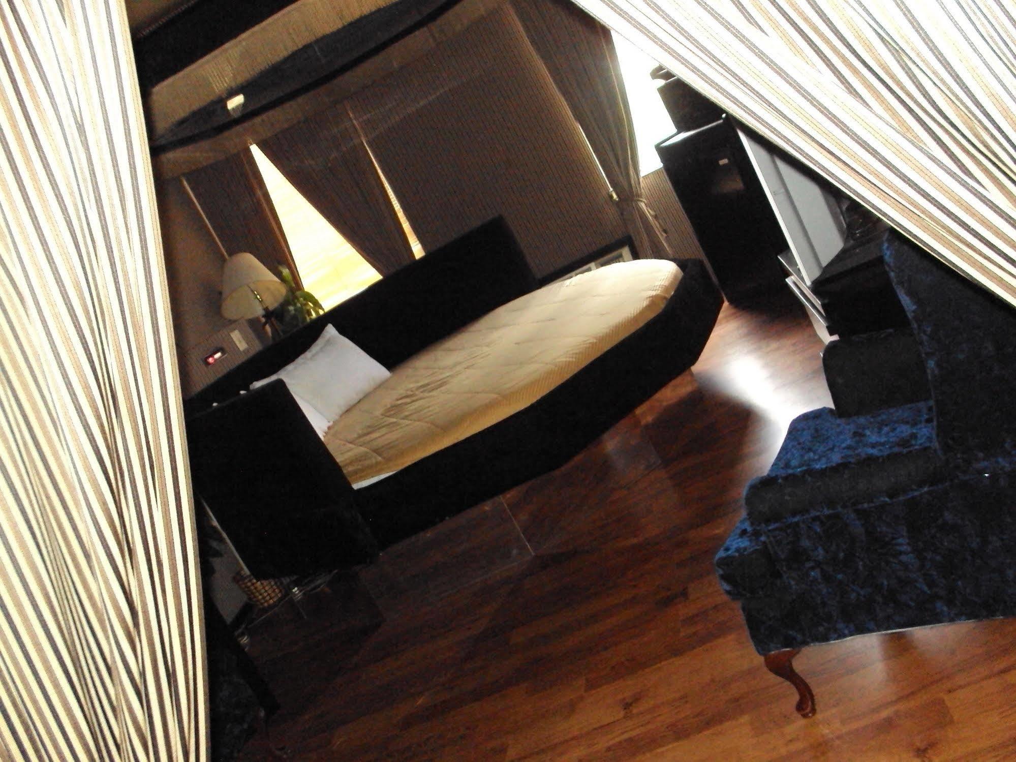 Red Carpet Inn Fanta Suites Hotel Greenwood Buitenkant foto