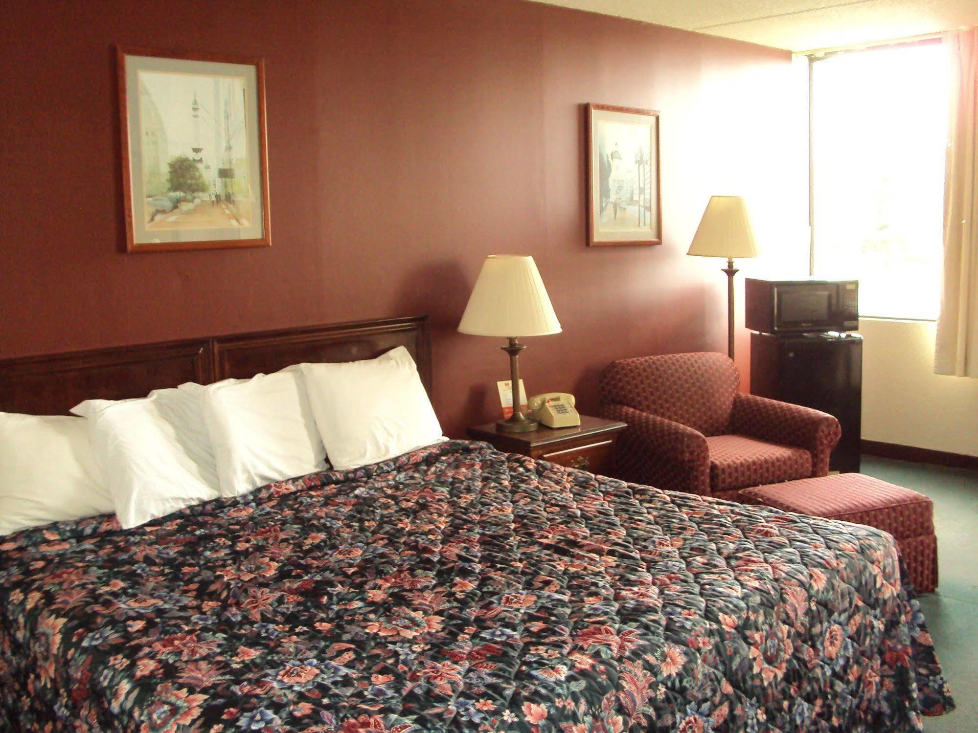 Red Carpet Inn Fanta Suites Hotel Greenwood Buitenkant foto